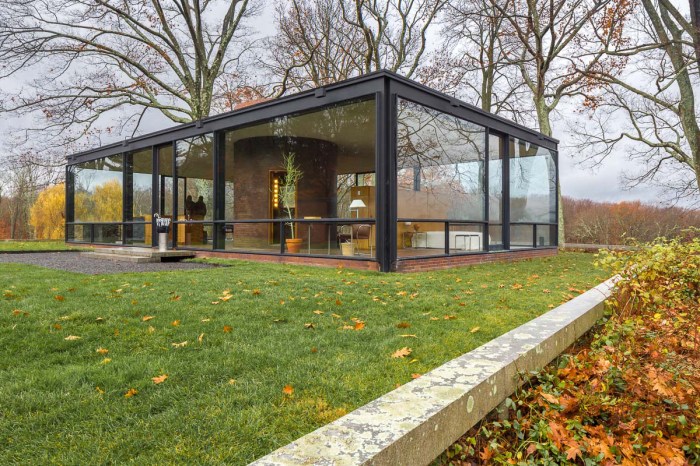 The Glass House by Philip Johnson: A Defining Work of International ...